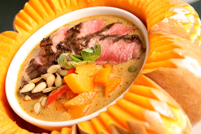 Red pumpkin curry with grilled beef