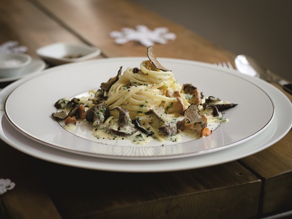 Linguine with mushrooms and truffle