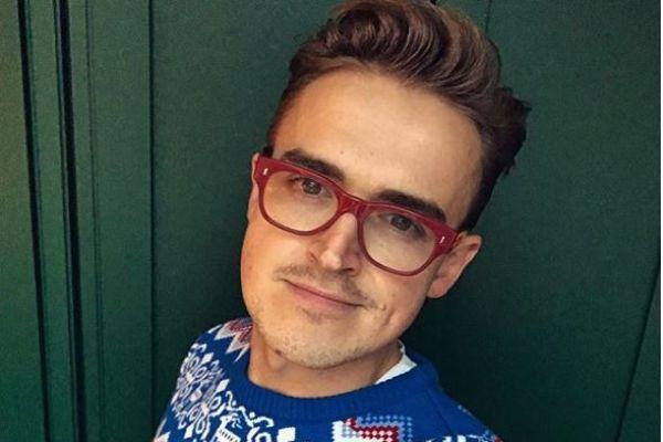 Tom Fletcher and his son wore MATCHING suits and the photo is too adorable