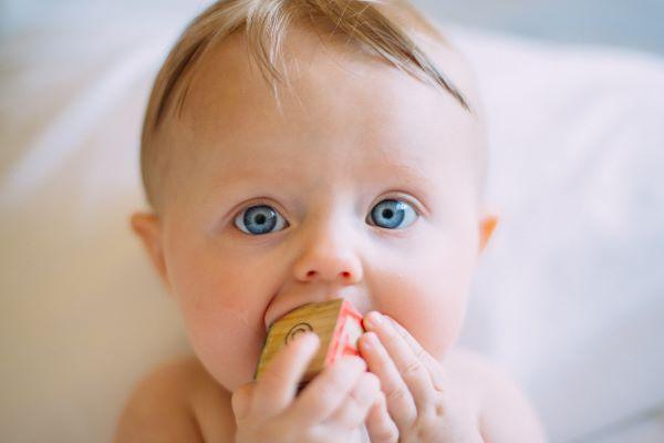 THIS is the age that your babies eyes will settle on a colour