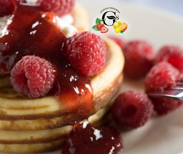 Cinnamon pancakes with raspberry jam 