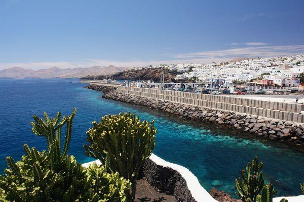 Irish teenager in critical condition after falling from wall in Lanzarote 