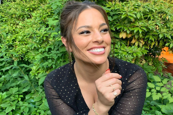 Pregnant Ashley Graham shows off stretchmarks with beautiful naked photo