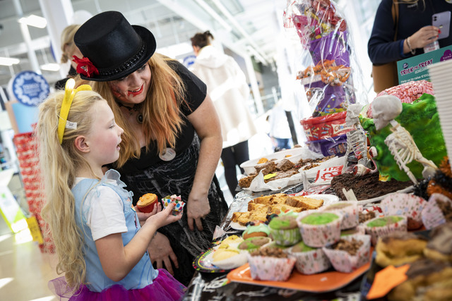 Tesco Ireland Stores Raise A Fangtastic €128,388 as Part Of Trick Or Treat For Temple Street