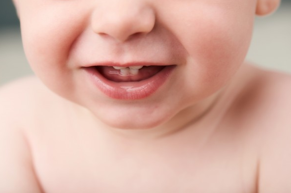 9 handy, QUICK tips for relieving teething pain