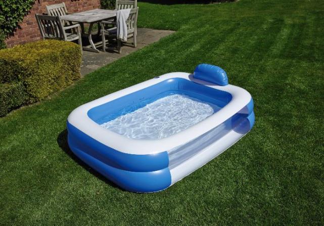 Aldi is selling a Jumbo Paddling Pool for €17.99 and the kids will love it