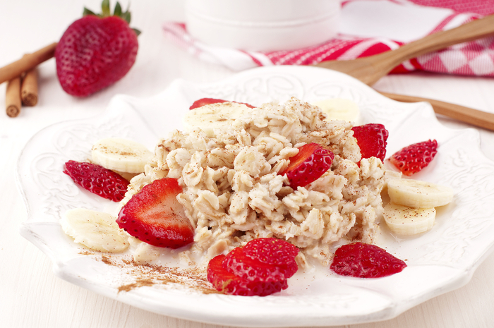 Cinnamon porridge with banana and berries