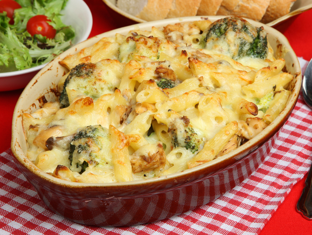 Cheesy broccoli pasta bake