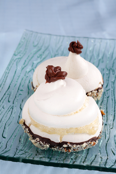 Mini meringues with hazelnuts and cream