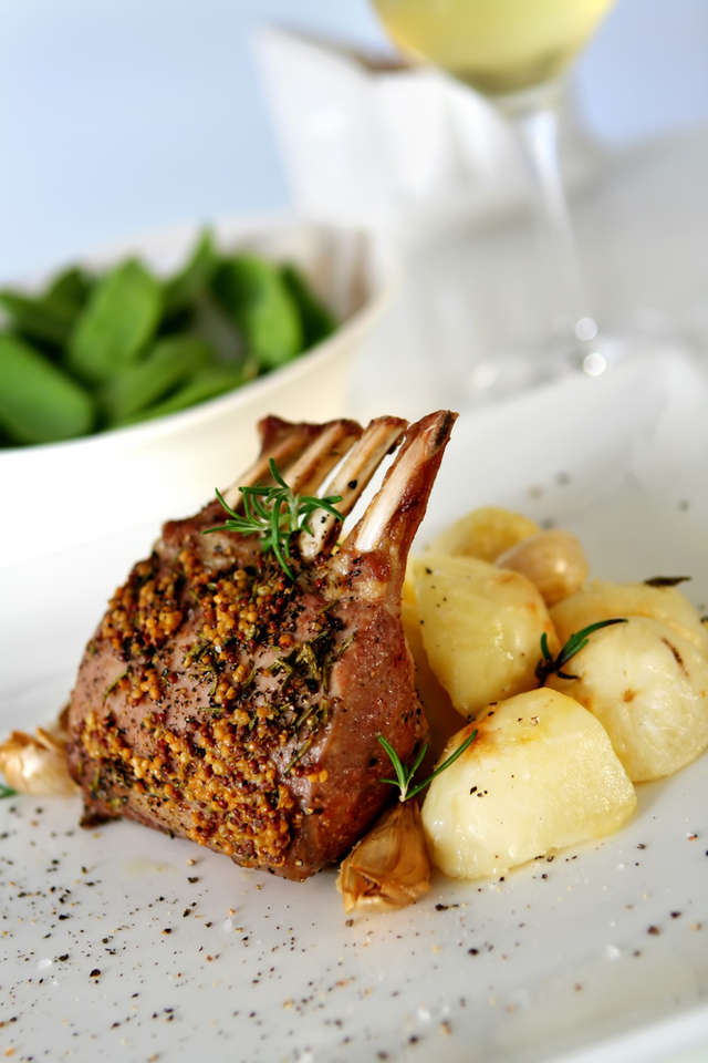Rack of lamb with herb crust and red wine sauce 