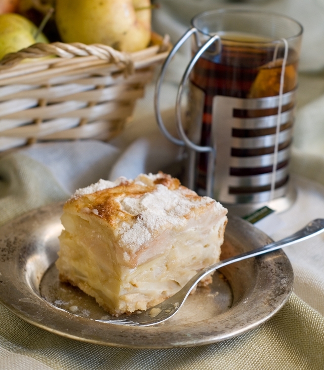 Apple and cinnamon crumble cake