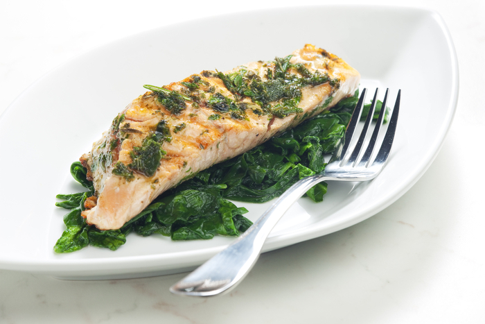 Spinach-stuffed salmon with crispy potatoes