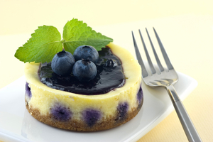 Baked cheesecake with blueberries
