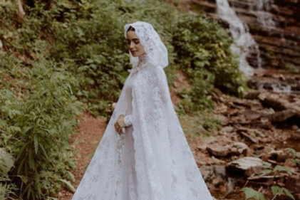 Bridal capes: The wedding day look we cant get enough of right now