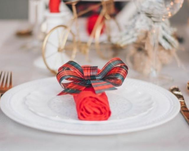 Setting the table this festive season is an art with these stunning Christmas tablescapes! 