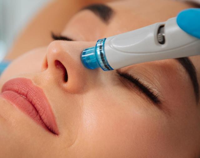 Treat your skin to the must-have Hydrafacial to treat ageing, pigmentation & congestion.