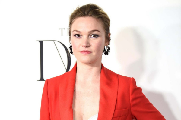 Julia Stiles announces she secretly gave birth to her third child last year