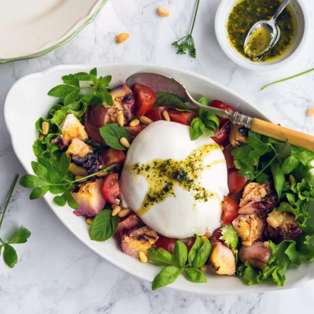 Looking for lunch inspiration? Try out this Italy-inspired burrata salad this weekend!