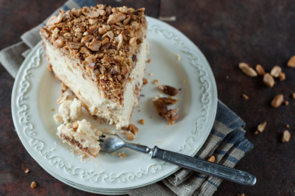 How to make a show-stopping & crowd-pleasing Peanut Butter KitKat Cheesecake