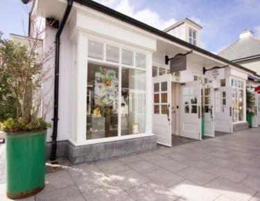 Max Benjamin launches pop-up store at Kildare Village with up to 40% off!