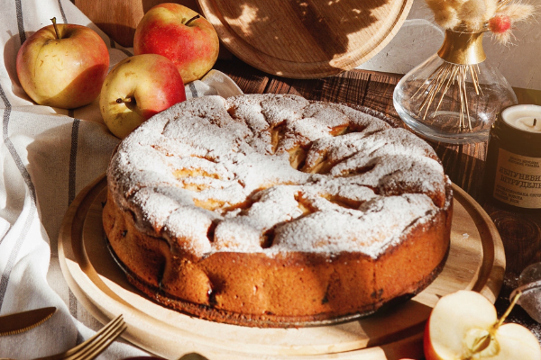 Get ready for fall with this gorgeous apple and cinnamon glazed cake!