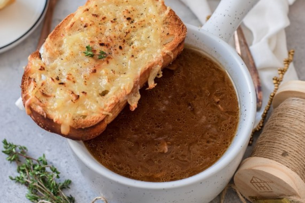 Sick of boring lunches? Try out this satisfying and warming French onion soup recipe!