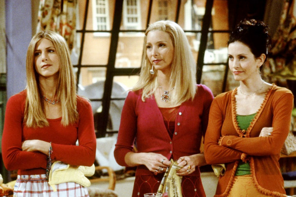 Friends co-stars Jennifer Aniston & Lisa Kudrow deliver emotional speech to Courteney Cox