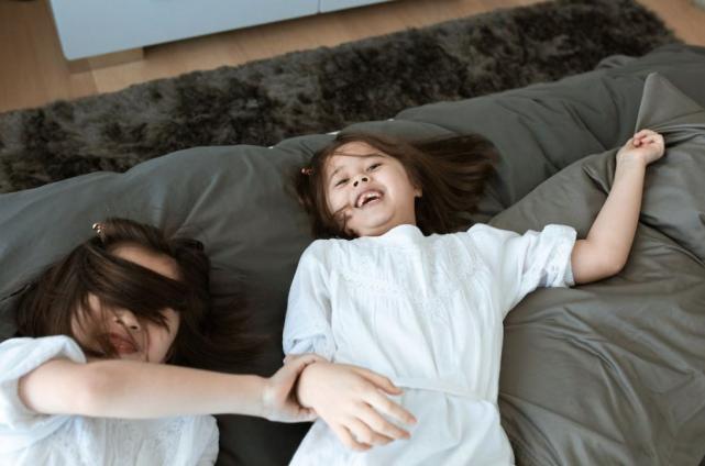 Tips for siblings sharing a room from a Sleep Consultant and Parent Coach