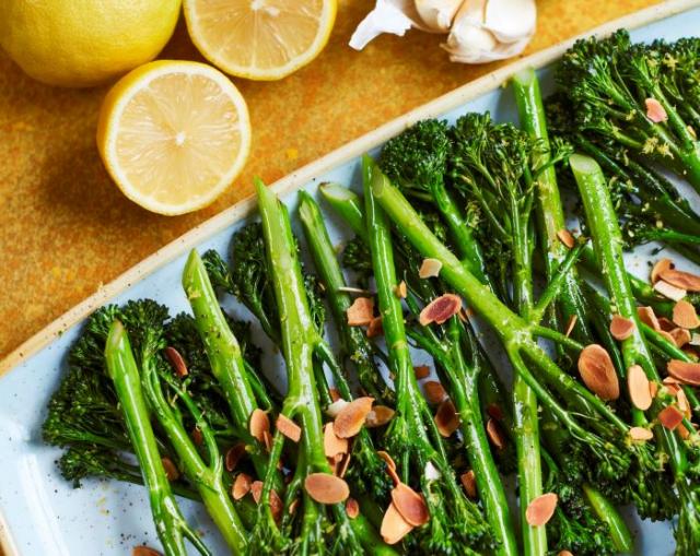 Recipe: Tenderstem® broccoli with flaked almonds, parsley & lemon butter sauce