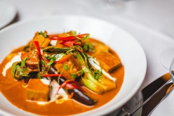 Meat-free dinner recipes: You need to try this deliciously spicy veggie Thai red curry