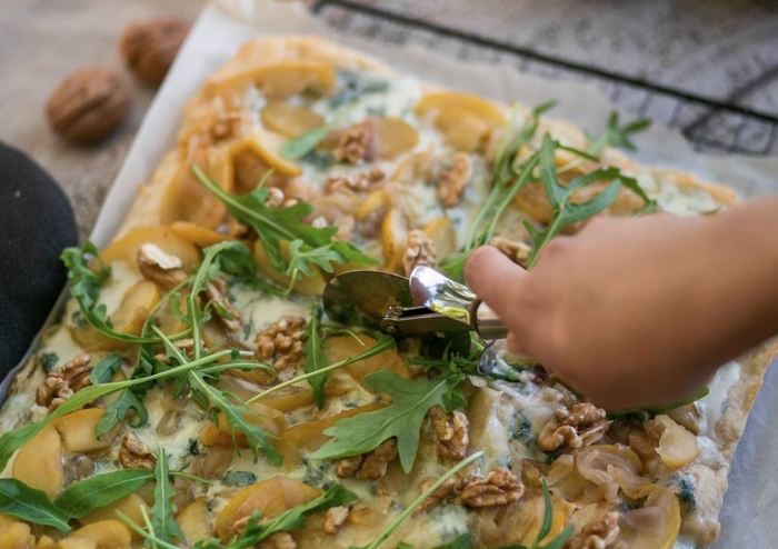 Pizza with apples &amp; gorgonzola