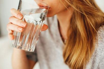 6 reasons why drinking water can help to keep your skin looking youthful