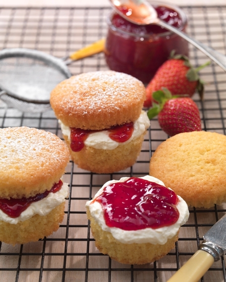 Mini golden victoria sponges 