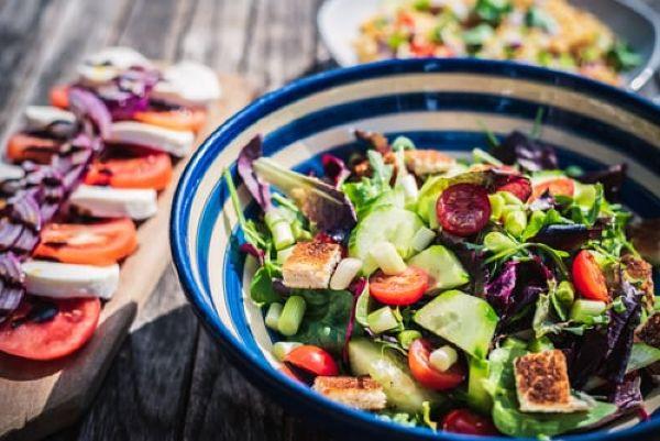 Looking for lunchtime inspo? This quinoa glazed cashew salad is AMAZING