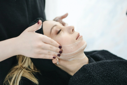 Our favourite at-home facials for your brightening, hydrating and plumping needs! 