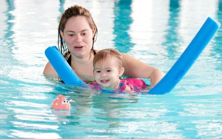 Discover the wonderful benefits of bringing your baby swimming!
