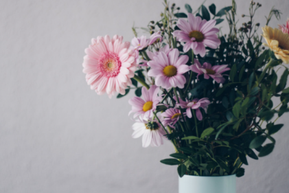 These are our top 6 clever tips to keep your fresh flowers alive for longer 