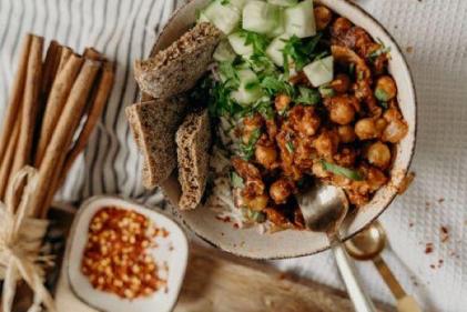 Need to do some meal prep? Chickpea-spinach couscous is the perfect pick!