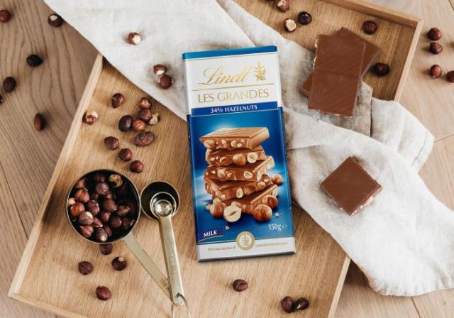 Lindt LES GRANDES unveils new hazelnuts & caramel bar, pure luxury!