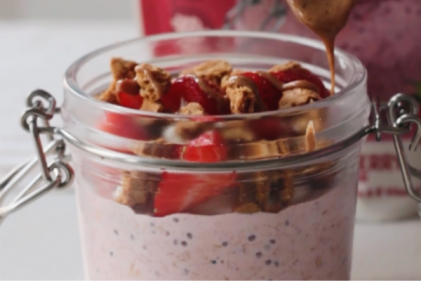 These 5-minute strawberry cheesecake overnight oats will have you leaping out of bed 