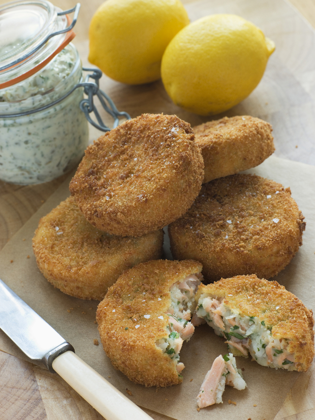 Salmon fishcakes with tartare sauce