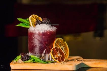 New cocktail recipe alert! This blackberry gin bramble cocktail is autumn-y perfection!