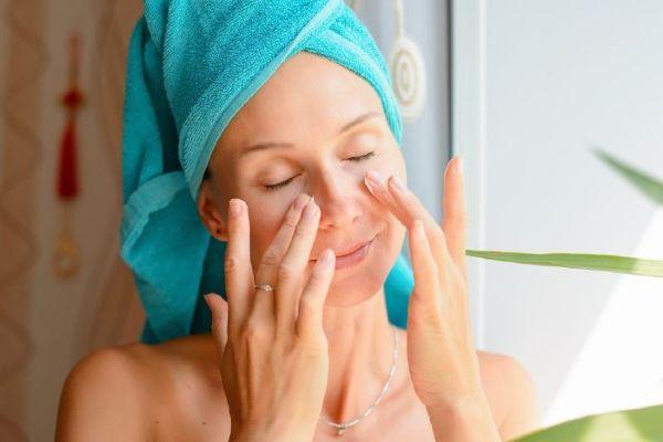 How to keep re-applying your SPF throughout the day while wearing makeup