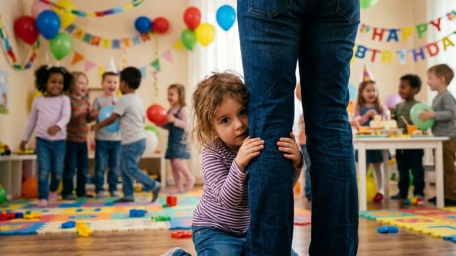 5 gentle ways to help your shy child shine at parties