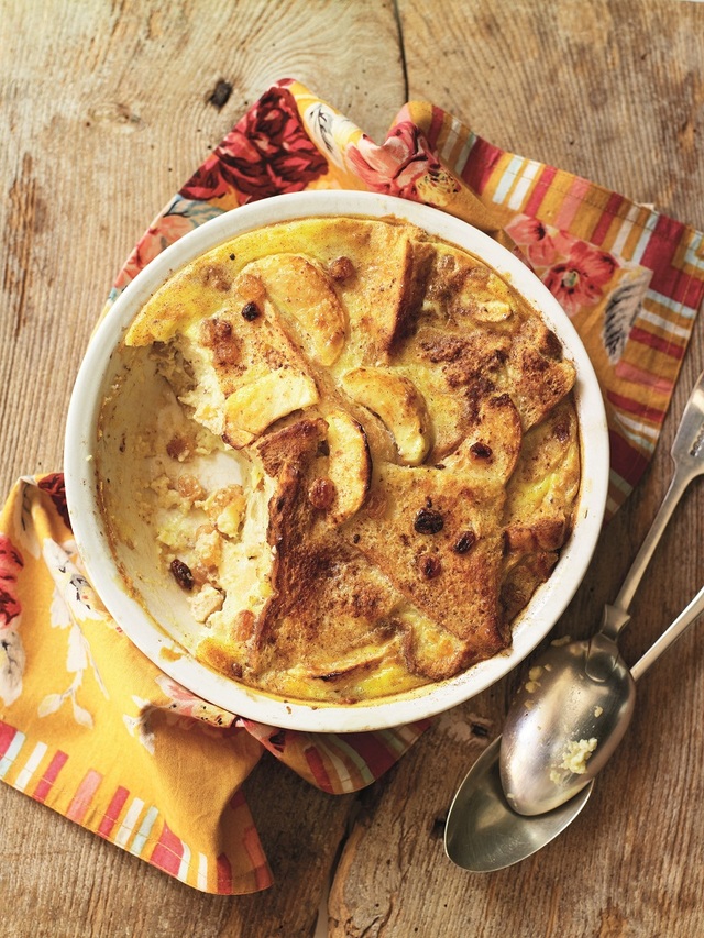 Apple, cinnamon &amp; raisin bread and butter pudding