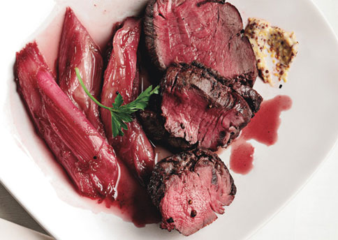 Beef tenderloin with rhubarb and red wine