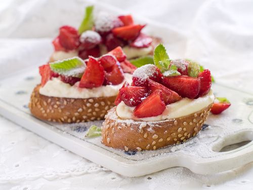 Toast with cream cheese and strawberries