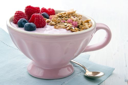 Yoghurt topped with fruit and granola