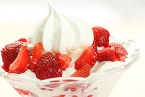 Sugared strawberries with rose cream