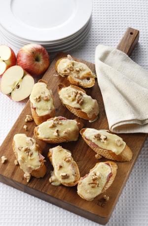 Parma ham, apple and cheese toasts